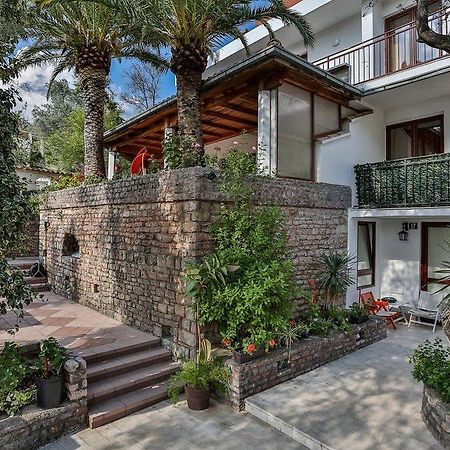 Milan'S Apartments スヴェティ・ステファン エクステリア 写真